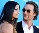 En avril 2010 à Las Vegas, Matthew McConaughey ne peut détacher son regard de sa belle Camila Alves