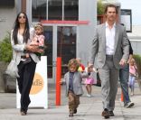 Matthew McConaughey, Camila Alves, Levi et Vida : Une famille formidable à la sortie de l'église de Malibu en juin 2011