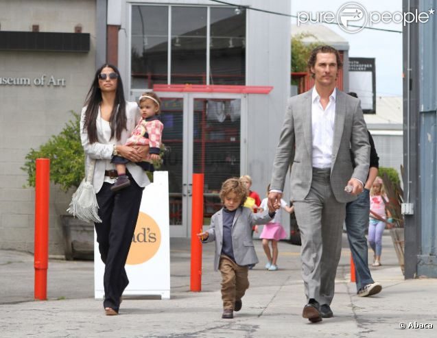 Matthew McConaughey, Camila Alves, Levi et Vida : Une famille formidable à la sortie de l'église de Malibu en juin 2011
