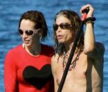 Steven Tyler, du groupe Aerosmith, et sa compagne Erin Brady en pleine séance de surf paddling à Hawaï, le 15 novembre 2011.