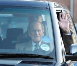 Le prince consort Philip quittait mardi 27 décembre au matin l'hôpital Papworth de Cambridge, où il avait été admis le vendredi 23, après avoir subi une intervention chirurgicale pour la pose d'un stent. Il rejoint en Range Rover sa famille à Sandringham (Norfolk).