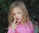 La très mignonne Seraphina Affleck vend des limonades faites maison, à Los Angeles, le 27 décembre 2011
