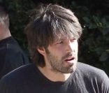 Ben Affleck aide Violet et Seraphina Affleck à vendre des limonades faites maison, à Los Angeles, le 27 décembre 2011