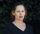 Jennifer Garner aide Violet et Seraphina Affleck à vendre des limonades faites maison, à Los Angeles, le 27 décembre 2011