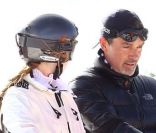 Antonio Banderas donne quelques conseils à sa fille Stella lors de leurs vacances au ski à Aspen le 27 décembre 2011