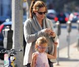 Jennifer Garner, enceinte de son troisième enfant, et sa fille aînée Violet se rendent chez Starbucks à Los Angeles le 28 décembre 2011<br />