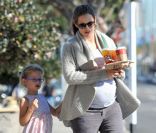 Jennifer Garner, enceinte de son troisième enfant : Violet, sa fille aînée, tient sa maman au cas où cette dernière s\'envolerait à la sortie de chez Starbucks à Los Angeles le 28 décembre 2011