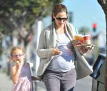 Jennifer Garner, enceinte de son troisième enfant, et sa fille aînée Violet sortent de chez Starbucks à Los Angeles le 28 décembre 2011