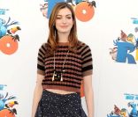 Au lieu de ressortir son blouson en jean assorti à un pantalon à sequin pour fouler un tapis rouge, Anne Hathaway a osé un look sans saveur composé d\'un top rayé, d\'un pantalon en soie à colants (si si) et de chaussures lourdes, qui finissent de plom