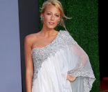 En Marchesa, Blake Lively se mue en princesse d'Hollywood. Une asymétrie parfaite pour ce bijou de robe nacrée. 