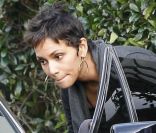 Halle Berry et Olivier Martinez sortent d\'un restaurant, le 29 décembre à Los Angeles.