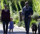 Balade en famille pour Jennifer Garner et Ben Affleck, le 1er janvier 2012 à Los Angeles. Violet fait comme son papa et promène un chien<br />