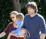 Balade en famille pour Jennifer Garner enceinte et Ben Affleck, le 1er janvier 2012 à Los Angeles. Pendant que Jennifer porte Seraphina, Ben promène le chien<br />