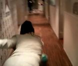 Enora Malagré s'élance pour une partie de Bowling chez Virgin Radio