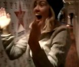 Enora Malagré saute de joie après un strike dans les locaux de Virgin Radio