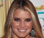 Avril 2010 : c'est une Jessica Simpson métamorphosée qui se rend au 125e anniversaire du magazine Good Housekeeping. 