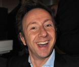 Stéphane Bern au micro des Buzz People de Laurent Argelier, le vendredi 5 janvier 2012. Ici en décembre 2011 à Paris