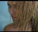 Candice Swanepoel : La naïade sensuelle se déshabille sous le soleil couchant