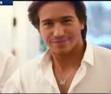 Mickaël Vendetta dans une publicité pour un salon de coiffure.