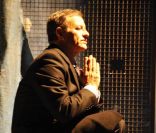 Fabrice Huster en pleine répétition de sa pièce Bronx, au théâtre des Bouffes Parisiennes le 6 janvier 2012