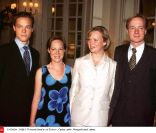 La princesse Maria-Carolina de Bourbon-Parme (photo : en 2000 avec ses frères Carlos Javier, Jaime, et sa soeur Margarita) a annoncé le 9 janvier 2012 ses fiançailles avec Albert Brenninkmeijer.