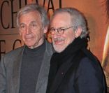 Costa-Gavras et Steven Spielberg lors de l'avant-première du film Cheval de Guerre à la Cinémathèque à Paris le 9 janvier 2012