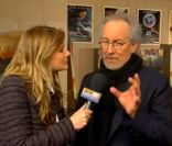 Steven Spielberg interrogé par une journaliste de BFM TV à la Cinémathèque à Paris le 9 janvier 2012