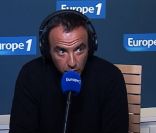 Nikos Aliagas reçoit Bruno Gaccio qui défend avec passion  Avenue Q  au micro d'Europe 1, le 11 janvier 2011.