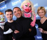 Nikos Aliagas et Bruce Toussaint durant leur interview de Bruno Gaccio et des marionnettes du spectacle  Avenue Q , sur Europe 1, le 11 janvier 2011.