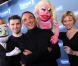 Nikos Aliagas outrageusement dragué par les marionnettes d'Avenue Q