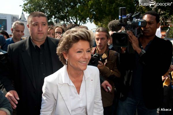 Anne Mansouret manifeste auprès de sa fille Tristane Banon contre les violences faites aux femmes à Paris, le 24 septembre 2011.