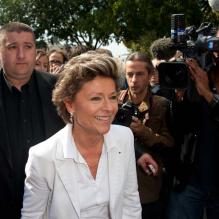 Anne Mansouret manifeste auprès de sa fille Tristane Banon contre les violences faites aux femmes à Paris, le 24 septembre 2011.