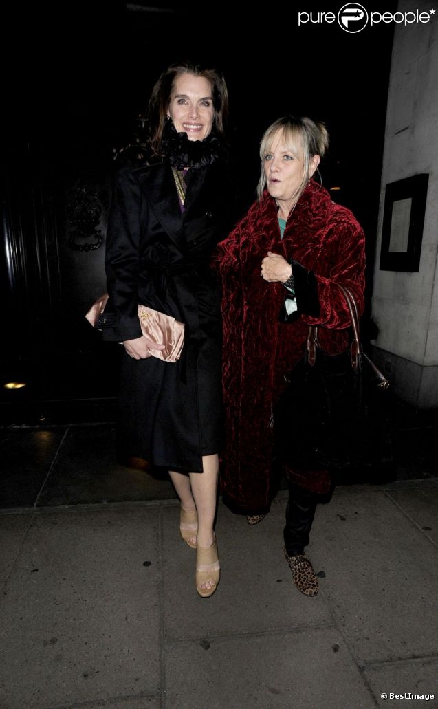 Brooke Shields et Twiggy la sortie d'un club londonien le 11 janvier 2012