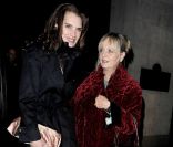 Brooke Shields et Twiggy devant un club londonien le 11 janvier 2012