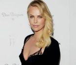 Charlize Theron au Chateau Marmont à Los Angeles, le 13 janvier 2012.