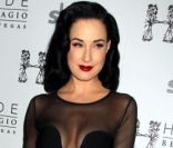 Dita Von Teese : décolleté envoûtant et transparence pour un show torride