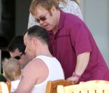 Elton John et David Furnish avec leur fils Zachary à Hawaï, le 5 janvier 2012