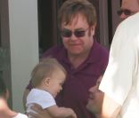 Elton John et son fils Zachary à Hawaï, le 5 janvier 2012