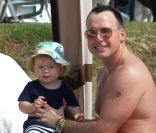 David Furnish et le petit Zachary à Hawaï, le 5 janvier 2012