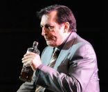 Serge  Riaboukine (Carter) à Paris sur la scène du Théâtre Marigny. 