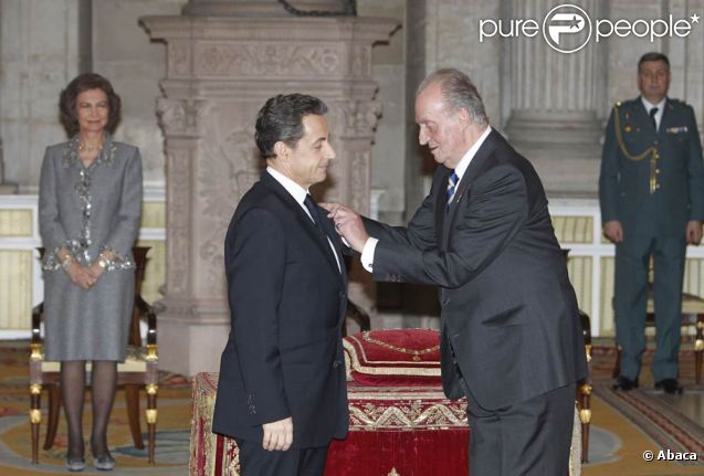 Le président de la République française Nicolas Sarkozy a été décoré de l'ordre de la Toison d'Or par le roi Juan Carlos Ier d'Espagne, lundi 16 janvier 2011, à Madrid. La reine Sofia, le prince Felipe et la princesse Letizia assistaient à la cérémonie.