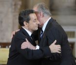 Une franche accolade pour sceller l'amitié franco-espagnole sur le dossier de l'ETA. Le président de la République française Nicolas Sarkozy a été décoré de l'ordre de la Toison d'Or par le roi Juan Carlos Ier d'Espagne, lundi 16 janvier 2011, à Madrid. La reine Sofia, le prince Felipe et la princesse Letizia assistaient à la cérémonie.