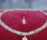 La Toison d'Or remise à Nicolas Sarkozy par le roi Juan Carlos Ier d'Espagne, lundi 16 janvier 2011, à Madrid. Le collier appartin autrefois au président français Gaston Doumergue. 