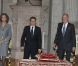 Le président de la République française Nicolas Sarkozy a été décoré de l'ordre de la Toison d'Or par le roi Juan Carlos Ier d'Espagne, lundi 16 janvier 2011, à Madrid. La reine Sofia, le prince Felipe et la princesse Letizia assistaient à la cérémonie.