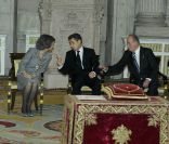 Nicolas Sarkozy en grande conversation avec le couple royal. Le président de la République française Nicolas Sarkozy a été décoré de l'ordre de la Toison d'Or par le roi Juan Carlos Ier d'Espagne, lundi 16 janvier 2011, à Madrid. La reine Sofia, le prince Felipe et la princesse Letizia assistaient à la cérémonie.