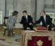 Nicolas Sarkozy en grande conversation avec le couple royal. Le président de la République française Nicolas Sarkozy a été décoré de l'ordre de la Toison d'Or par le roi Juan Carlos Ier d'Espagne, lundi 16 janvier 2011, à Madrid. La reine Sofia, le prince Felipe et la princesse Letizia assistaient à la cérémonie.