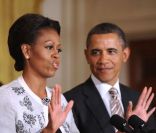 Michelle Obama prononçant un discours sous les yeux de son mari Barack le 17 janvier 2012 lors d'une cérémonie rendant hommage aux Cardinals de Saint-Louis à la Maison Blanche à Washington