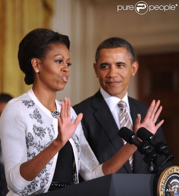 Michelle Obama prononçant un discours sous les yeux de son mari Barack le 17 janvier 2012 lors d'une cérémonie rendant hommage aux Cardinals de Saint-Louis à la Maison Blanche à Washington