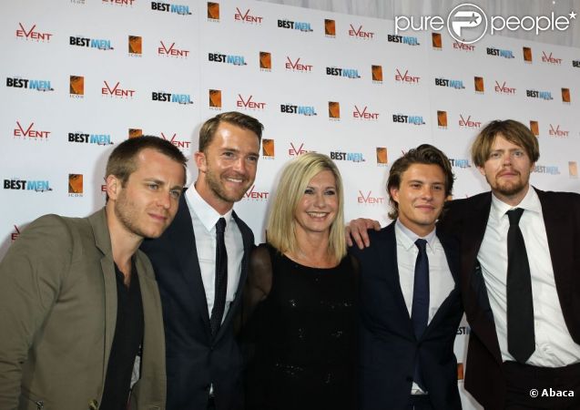 Kevin Bishop, Tim Draxl, Olivia Newton-John, Xavier Samuel et Kris Marshall à la première de My Best Men à Sydney le 14 janvier 2012