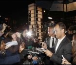Jude Law signe quelques autographes à l'avant-première de  Sherlock Holmes :   Jeux d'ombres  à Paris, le 19 janvier 2011.